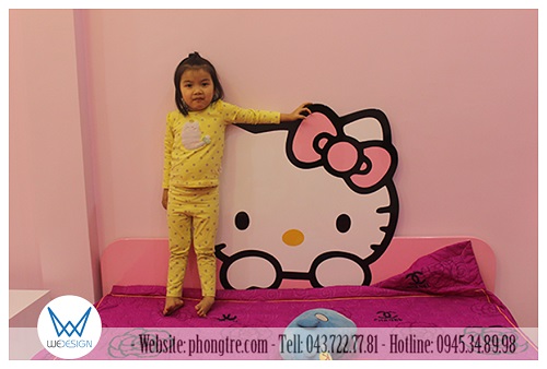 Hình ảnh Mèo Kitty dễ thương lấp ló sau gối nhỏ của con gái yêu