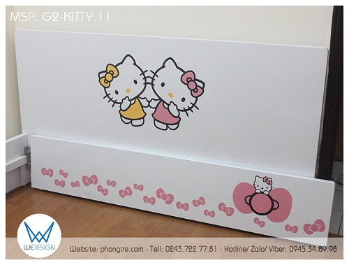 Giường ngủ Hello Kitty G2-KITTY.11 có đầu cao giường trang trí Hello Kitty và Mimmy dắt tay nhau và đầu thấp giường là Hello Kitty ôm nơ xinh cùng thật nhiều nơ nhỏ đáng yêu