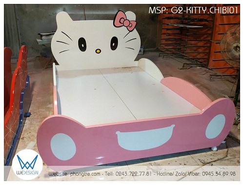 Đầu giường tạo hình Hello Kitty phong cách chibi với kích thước lớn và đuôi giường tạo hình chân Hello Kitty cùng với túi nhỏ tạo hình thấy khi Hello Kitty mặc quần yếm