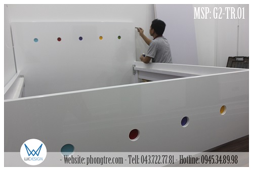 Giường ngủ màu trắng trang trí hình tròn sắc màu