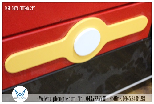 Chi tiết đèn tín hiệu trên thân xe được tạo hình bằng 2 lớp gỗ 5 ly