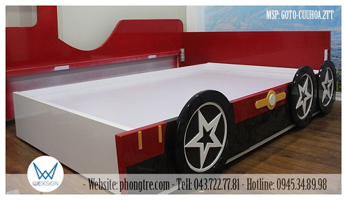 Bánh xe của giường tầng dưới được dấu trong thành giường tầng dưới