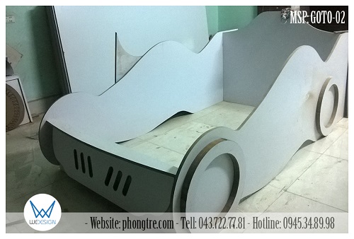 Phần mộc của giường ô tô đua mang số hiệu 68 của Tí và Mè