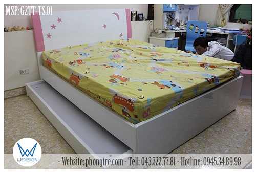 Giường tầng thấp trang trí trăng sao màu hồng đặt giữa phòng ngủ bé gái