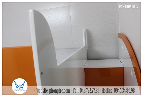 Vách cầu thang phía cầu thang được làm lượn cong xuống dưới để trẻ có thể dễ dàng bước lên xuống