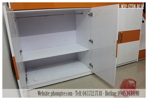 Bên trong 1 buồng tủ có 1 suốt treo quần áo và 1 đợt gỗ