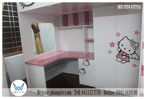 Phía dưới giường ngủ là tủ quần áo và bàn học chữ L liền giá sách trang trí Hello Kitty