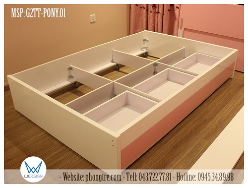 Giường tầng đưới có kết cấu đan xương, di chuyển bằng hệ 12 bánh xe bắt giấu dưới hệ xương kết cấu của giường.