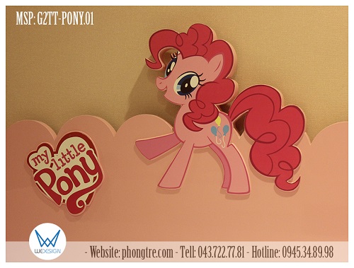 Chi tiết trang trí Pinkie Pie đang chạy nhảy vui vẻ và huy hiệu My Little Ponny