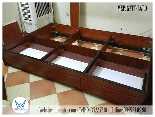Giường tầng dưới có kết cấu đan xương gỗ, bắt bánh xe di chuyển