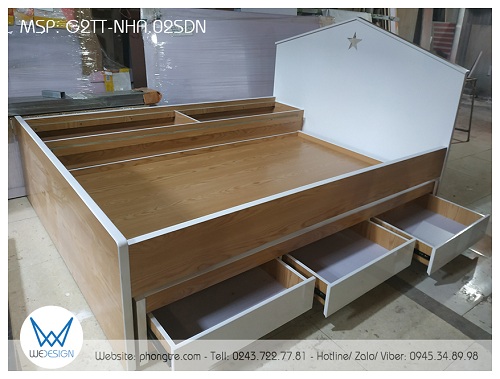 Giường tầng dưới sử dụng dát phản 1m2x1m9 làm bằng tấm MDF, dày 1.5cm, tráng melamine vân gỗ 2 mặt