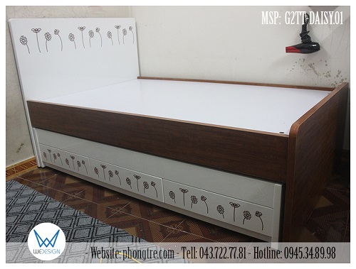 Mẫu giường tầng thấp trang trí hoa cúc họa mi xinh với những dáng vẻ khác nhau tạo cảm nhận năng lượng tràn đầy cho không gian với tác dụng của màu nâu của melamine vẫn gỗ lát