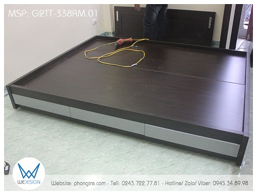 Giường tầng dưới kích thước 1m4x1m9, sử dụng 2 tấm dát phản