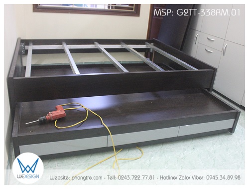 Giường tầng trên kiểu giường hộp có 2 đầu giường cao hơn thành giường 1cm, có kết cấu giống như giường ngủ dát phản