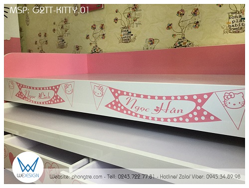 Trang trí thành giường với cờ tam giác Hello Kitty và cờ đuôi nheo chấm bi có tên 2 bé gái