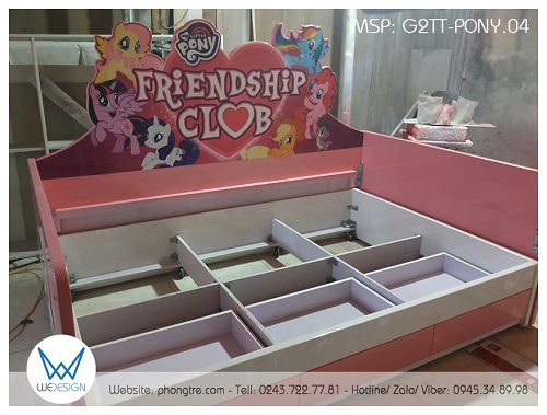 Giường tầng dưới có kết cấu đan xương gỗ bắt chắc chắn bánh xe cho giường tầng dưới di chuyển
