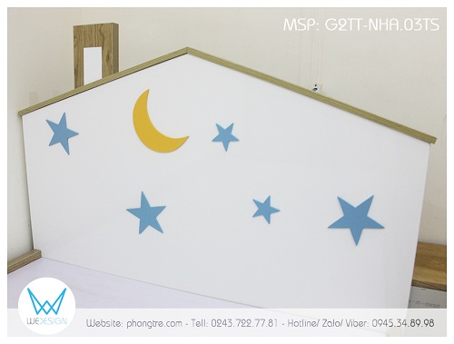 Trăng sao trang trí của ngôi nhà được Wedesign làm bằng gỗ 5 ly, gắn nổi lên mặt tường nhà màu trắng