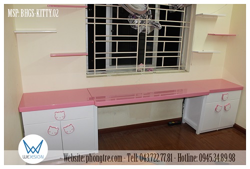 Góc học tập dành cho 2 bé gái có bàn học đôi đặt áp cửa sổ trang trí Mèo Hello Kitty