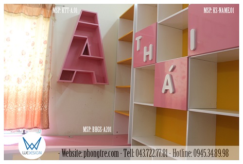 Góc học tập trang trí chữ cái theo tên bé dễ thương được đặt áp khung cửa sổ xinh xắn