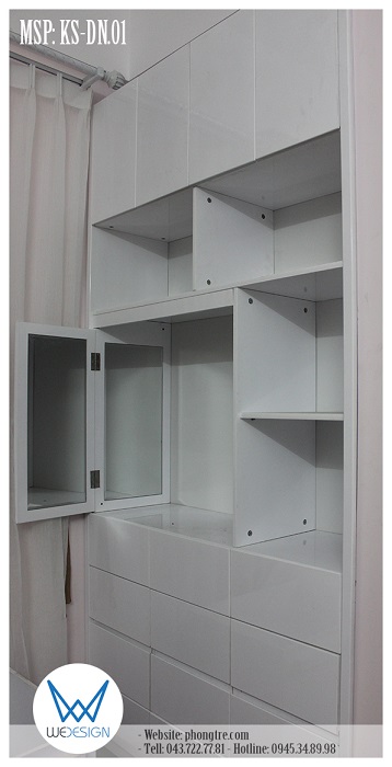 Tủ âm tường, có 12 ngăn kéo để đồ cho con nhỏ, kệ để sách của mẹ có khoang thiết kế gương mở hồi và trên cùng là tủ kho để đồ cho phòng ngủ