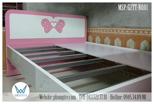Giường tầng trên dùng thang bằng thanh kẽm hộp và dát phản MDF