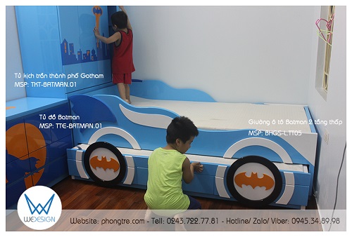 Tủ kịch trần thành phố Gotham được đặt liền với giường tầng thấp ở phía đầu giường và tủ thấp Batman được đặt cạnh tủ kịch trần