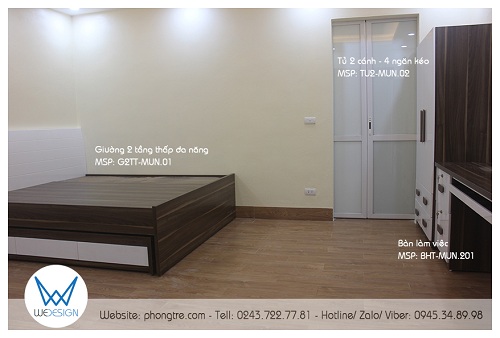 Bước chân vào phòng ngủ chung của gia đình chị Yến sẽ thấy giường tầng thấp đa năng ở phía bên trái và dãy tủ - bàn làm việc cho mẹ kết hợp bàn học cho con bên phải