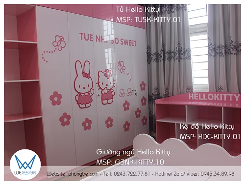 ​View phòng khi bước từ cửa ra vào nhìn thấy trước nhất, tủ Hello Kitty với phần kệ để đồ trang trí và gấu bông cho bé cùng với kệ để đồ Hello Kitty dễ thương