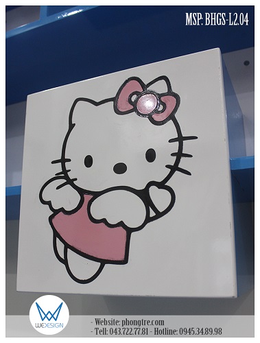 Cánh cửa - bánh xe ô tô còn lại của kệ sách ô tô được trang trí thiên thần Hello Kitty với sắc màu hồng dễ thương