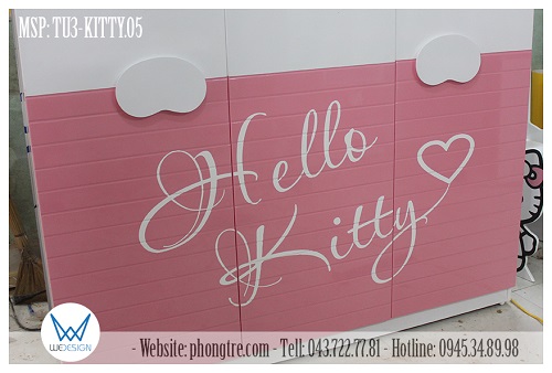 2 tay của Mèo Kitty giơ ra phía trước cầm biển tên được Wedesign làm thành 2 tay nắm của cánh tủ