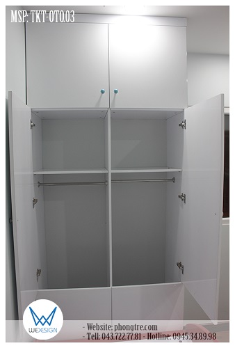 Kết cấu bên trong tủ quần áo kịch trần trang trí ô tô và tên 2 bé