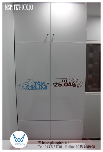 Tủ áo kịch trần trang trí ô tô và tên bé