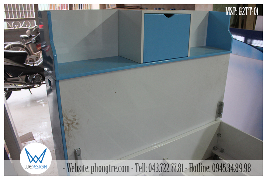 Phần đầu cao của giường được thiết kế có giá sách, ô tủ để đồ nhỏ có cánh và tủ để chăn