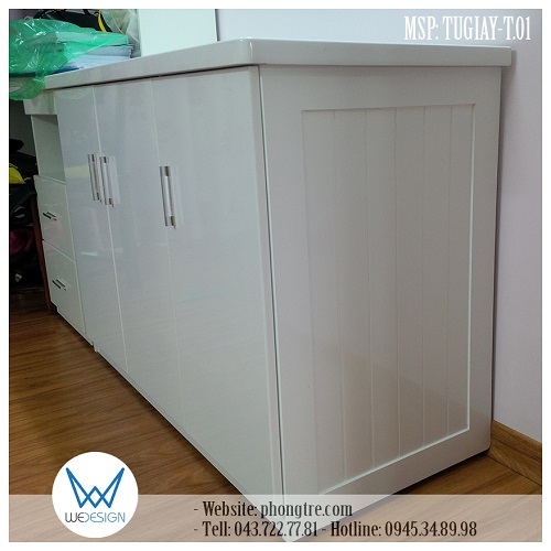 Tủ giày màu trắng của Linh được làm theo phong cách gỗ tự nhiên