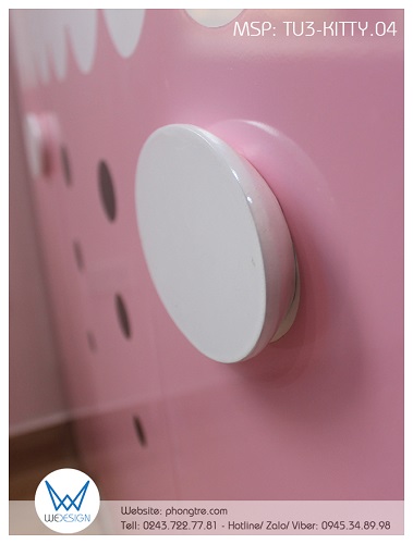 Tay của mèo Hello Kitty được Wedesign thiết kế thành tay nấm tủ quần áo Hello Kitty TU3-KITTY.04