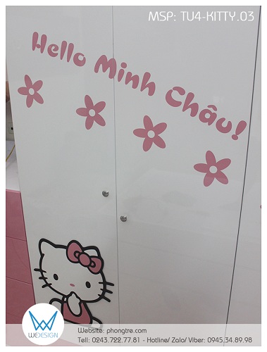 2 cánh tủ bên trái Hello Kitty ngồi nghiêng đưa tay lên miệng đáng yêu cùng tên bé gái