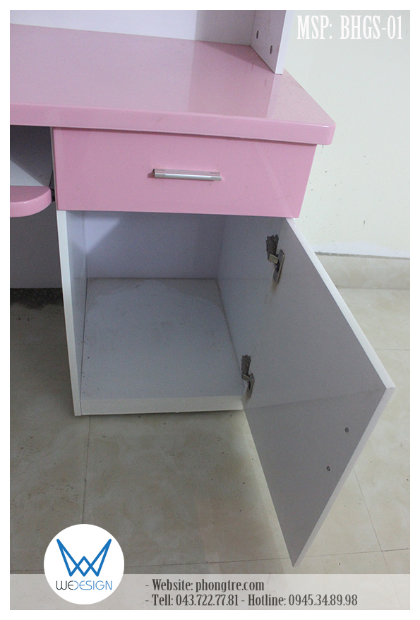 Ô tủ để cặp sách rất rộng, có thể để được 3 chiếc cặp
