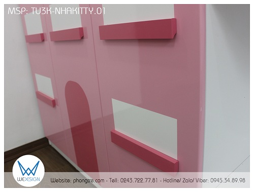 Các ban công của cửa sổ được Wedesign làm nổi ra phía ngoài, chính là tay gỗ được làm tay móc âm cho bé đóng mở tủ quần áo của mình