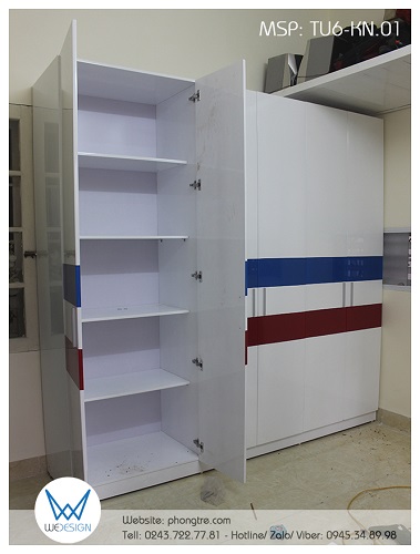 Buồng tủ bên trái là buồng tủ để quần áo gấp của 2 bé