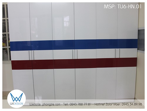 Tủ quần áo 2m4 trang trí kẻ ngang màu xanh dương và đỏ của 2 bé trai nhà chị Hương