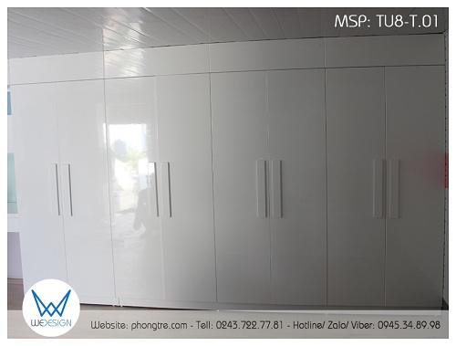 Tủ màu trắng, trang trí bằng bộ tay nắm tủ bằng gỗ sơn trắng cho 8 cánh tủ