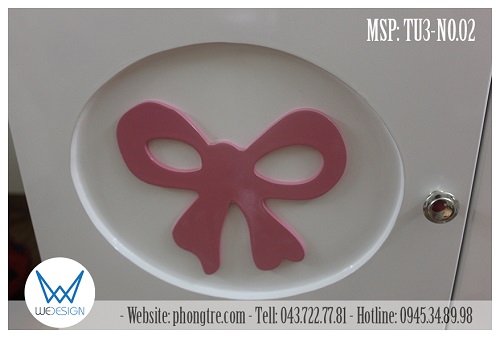 Chi tiết trang trí nơ thắt dây được đặt trong hình elip của tủ áo bé gái MSP: TU3-NO.02