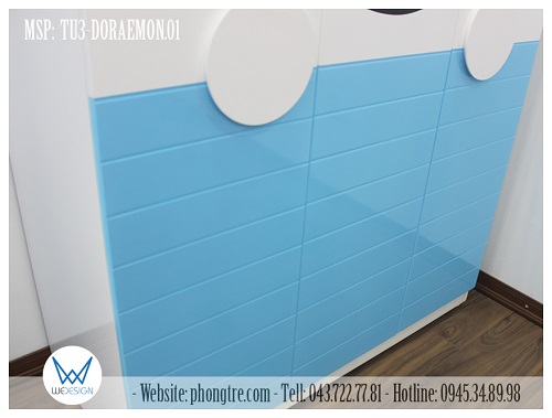 Phần dưới của 3 cánh tủ được soi tạo hình hàng rào gỗ màu xanh da trời