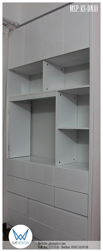 Hốc âm tường của phòng có chiều ngang 1m26 được thiết kế làm tủ đồ tích hợp công năng là kệ để sách có gương trang điểm cho chị Nhi Trần